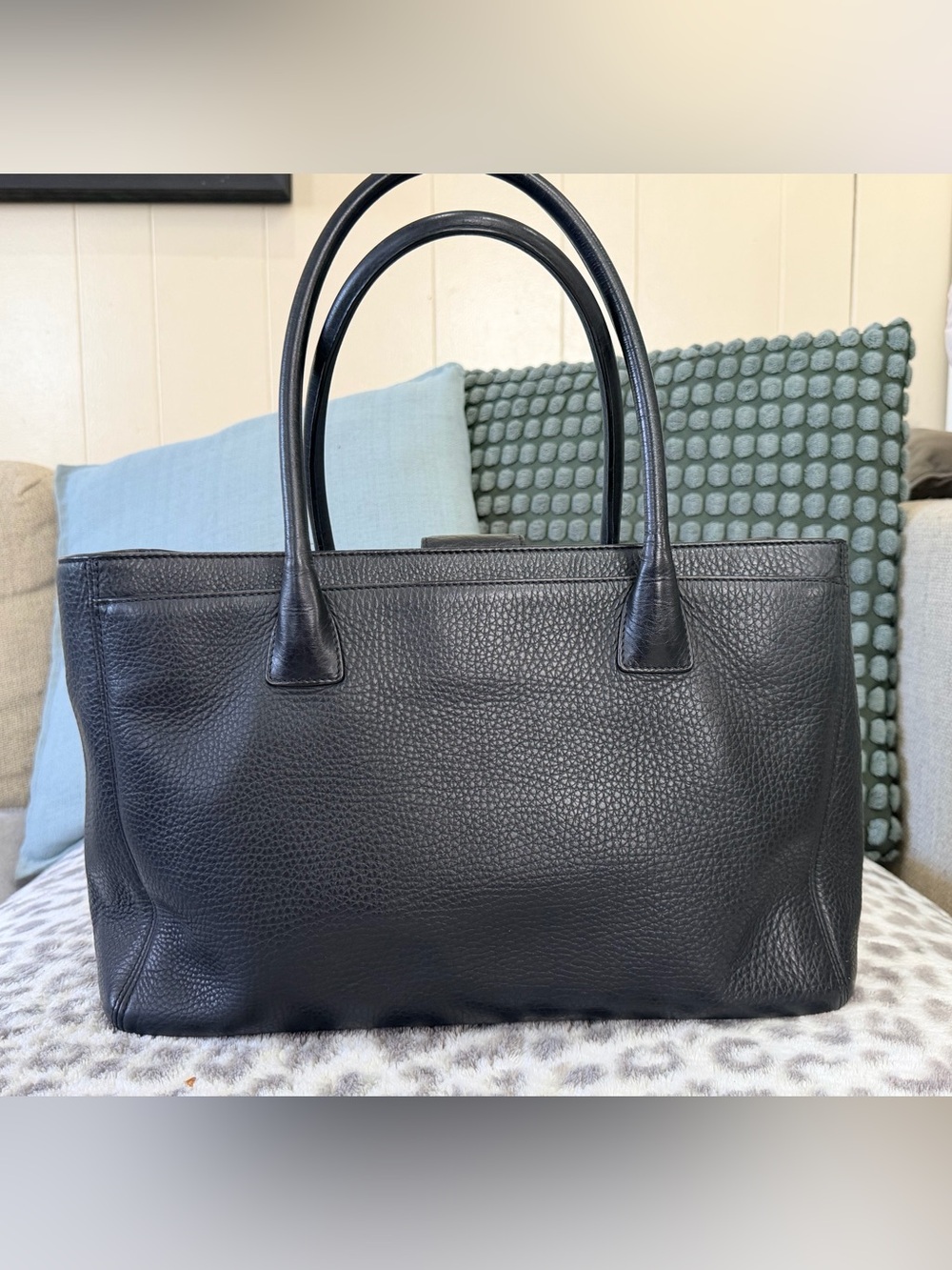 Chanel Executive cert tote caviar leather with gold hardware - Picture 2 of 16